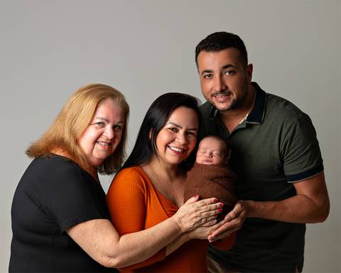 Ensaio Newborn em estúdio, Fotos de bebê recém-nascido com a mãe, o pai e a avó. Estúdio Amoradia Foto em Natal/RN'