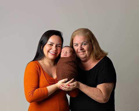 Ensaio Newborn em estúdio, Fotos de bebê recém-nascido com a mãe e a avó. Estúdio Amoradia Foto em Natal/RN'
