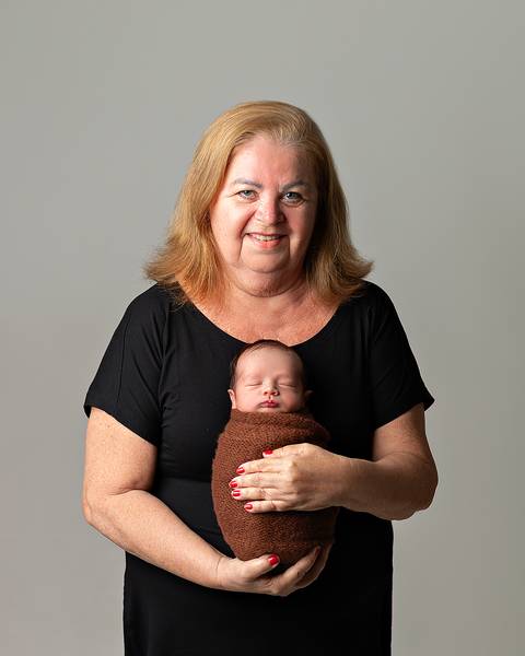 Ensaio Newborn em estúdio, Fotos de bebê recém-nascido com a avó. Estúdio Amoradia Foto em Natal/RN'