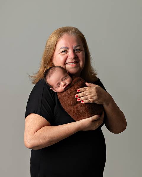 Ensaio Newborn em estúdio, Fotos de bebê recém-nascido com a avó. Estúdio Amoradia Foto em Natal/RN'