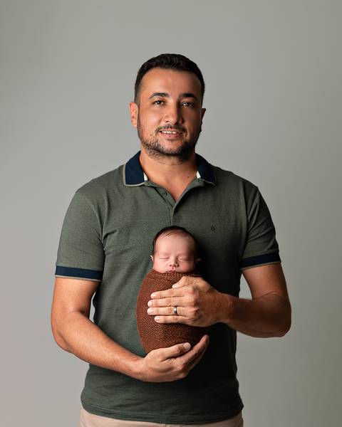 Ensaio Newborn em estúdio, Fotos de bebê recém-nascido com o pai. Estúdio Amoradia Foto em Natal/RN'