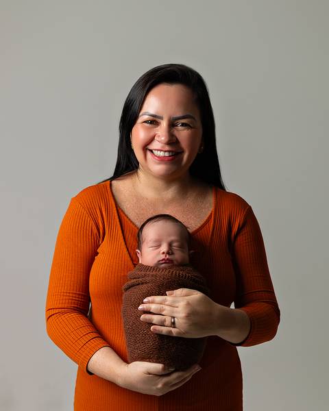 Ensaio Newborn em estúdio, Fotos de bebê recém-nascido com a mãe. Estúdio Amoradia Foto em Natal/RN'