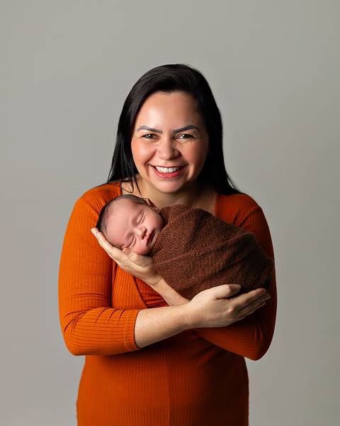 Ensaio Newborn em estúdio, Fotos de bebê recém-nascido com a mãe. Estúdio Amoradia Foto em Natal/RN'