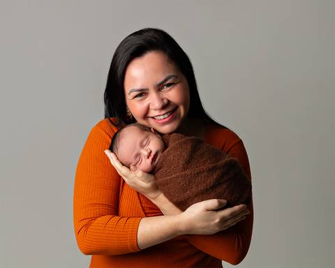 Ensaio Newborn em estúdio, Fotos de bebê recém-nascido com a mãe. Estúdio Amoradia Foto em Natal/RN'