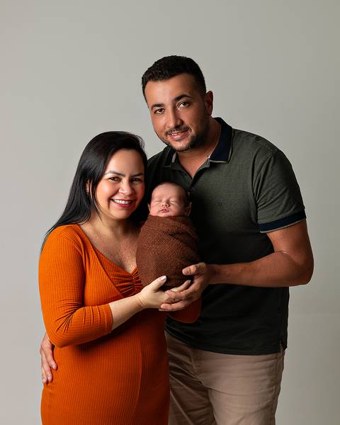 Ensaio Newborn em estúdio, Fotos de bebê recém-nascido com a mãe e o pai. Estúdio Amoradia Foto em Natal/RN'