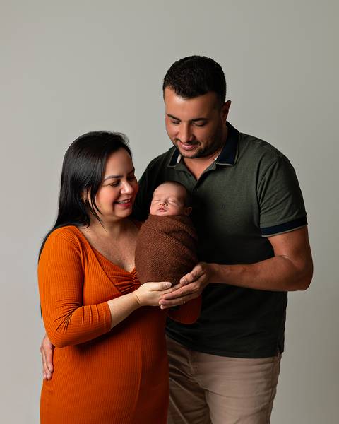 Ensaio Newborn em estúdio, Fotos de bebê recém-nascido com a mãe e o pai. Estúdio Amoradia Foto em Natal/RN'