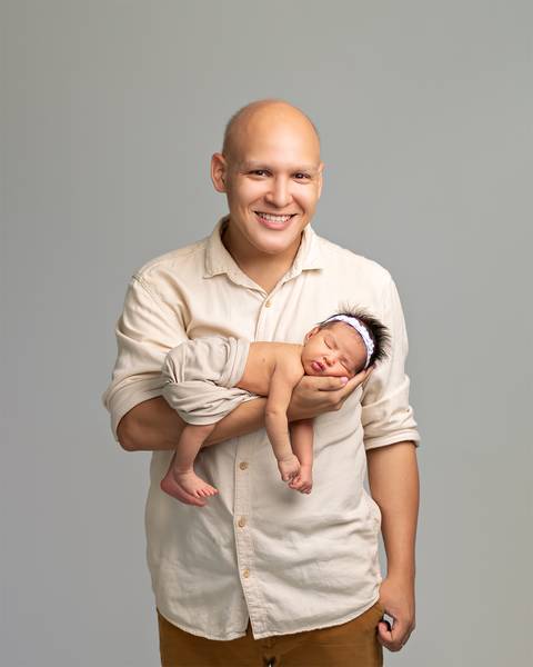 Menina recém-nascida em ensaio Newborn com o pai'