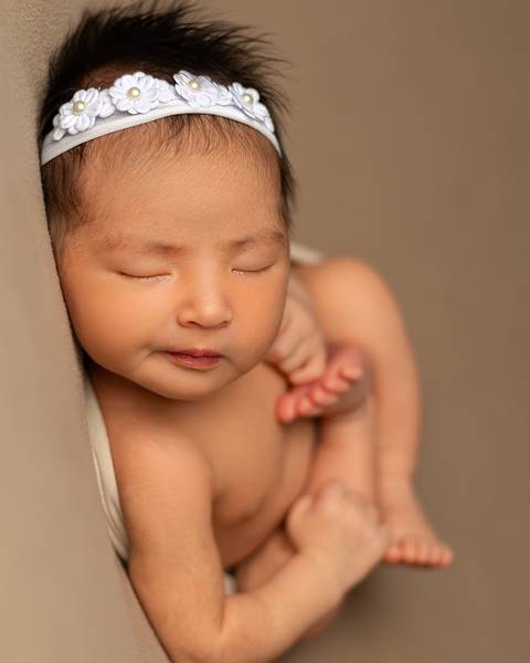 Bebê recém-nascida em ensaio Newborn em estúdio Amoradia Foto em Natal RN.'