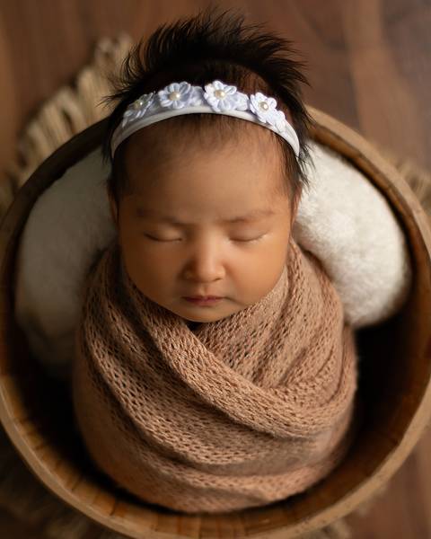 Bebê recém-nascida em ensaio Newborn em estúdio. Bebê dentro de baldinho, enrolada no wrap. Estúdio Amoradia Foto em Natal RN. Léo e Gabi fotógrafos Newborn.'