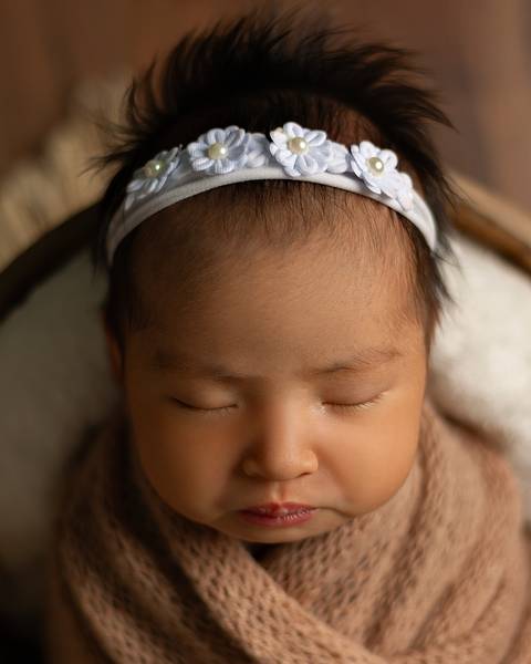 Bebê recém-nascida em ensaio Newborn em estúdio. Bebê dentro de baldinho, enrolada no wrap. Estúdio Amoradia Foto em Natal RN. Léo e Gabi fotógrafos Newborn. Melhor fotógrafo Newborn de Natal RN'