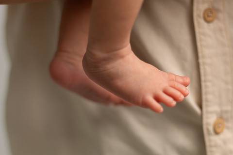 Close dos pés de bebê recém nascida em ensaio Newborn'