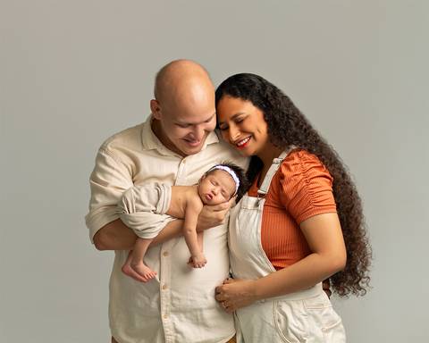 Léo e Gabi Ensaio Newborn em Natal RN. Bebê recém nascida nos braços dos pais. '