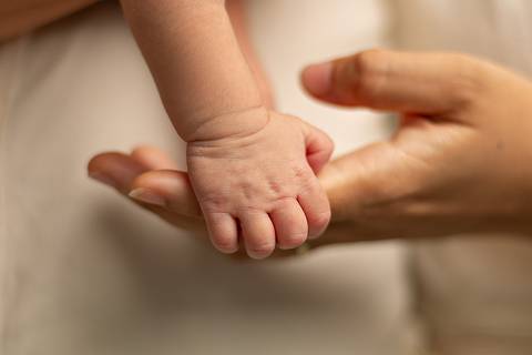 Close da mão de bebê em ensaio Newborn em Natal RN no Estúdio Amoradia Foto, Léo e Gabi'