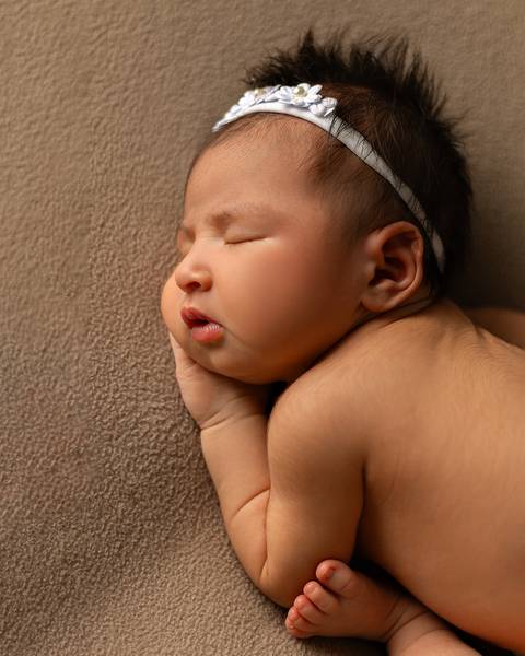 Ensaio Newborn minimalista e atemporal. Bebê recém nascido em ensaio em estúdio Amoradia Foto. '