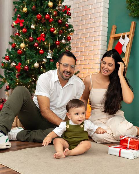 Especial de Natal em estúdio fotográfico Amoradia Foto em Natal RN. Fotos de bebê com a família no Natal'