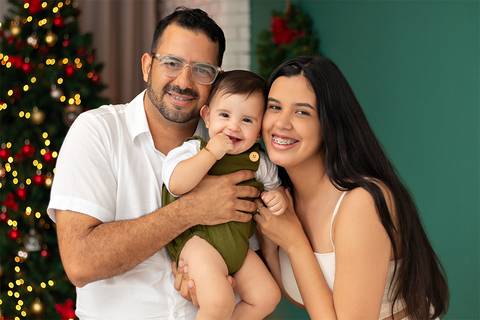 Especial de Natal em estúdio fotográfico Amoradia Foto em Natal RN. Fotos de bebê com a família no Natal'
