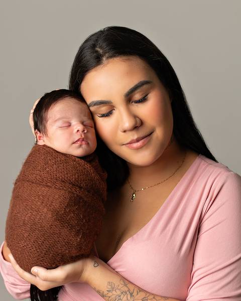 Bebê recém-nascido em ensaio Newborn com o pai e a mãe.'