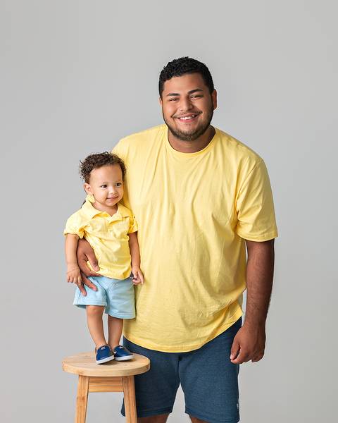 ensaio de acompanhamento mensal do bebê. Bebê de 8 meses com o pai.'