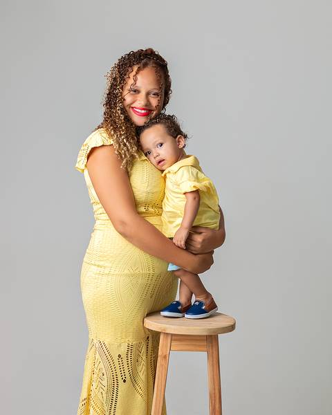 ensaio de acompanhamento mensal do bebê. Bebê de 8 meses com a mãe.'