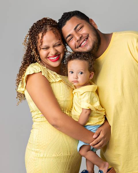 ensaio de acompanhamento mensal do bebê. Bebê de 8 meses com o pai e a mãe'