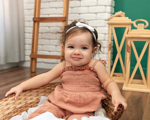 Acompanhamento infantil. Menina de 8 meses posando para foto em estúdio. Amoradia Foto em natal/RN'