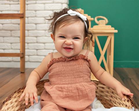 Acompanhamento do bebê. Menina de 8 meses posando para foto em estúdio. Amoradia Foto em natal/RN'