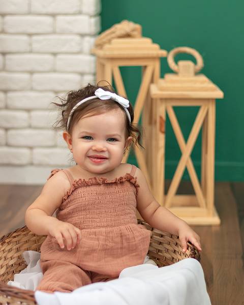 Acompanhamento infantil. Menina de 8 meses posando para foto em estúdio. Amoradia Foto em natal/RN'