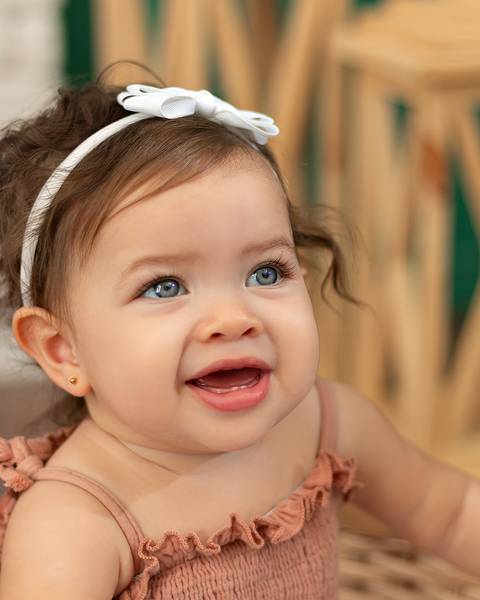 Acompanhamento infantil. Menina de 8 meses posando para foto em estúdio. Amoradia Foto em natal/RN'