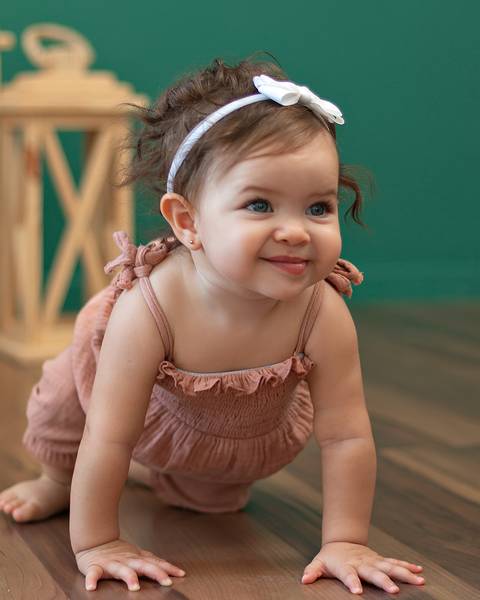 Acompanhamento infantil. Menina de 8 meses posando para foto em estúdio. Amoradia Foto em natal/RN'
