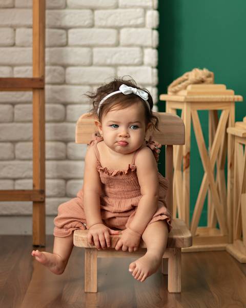 Acompanhamento infantil. Menina de 8 meses posando para foto em estúdio. Amoradia Foto em natal/RN'