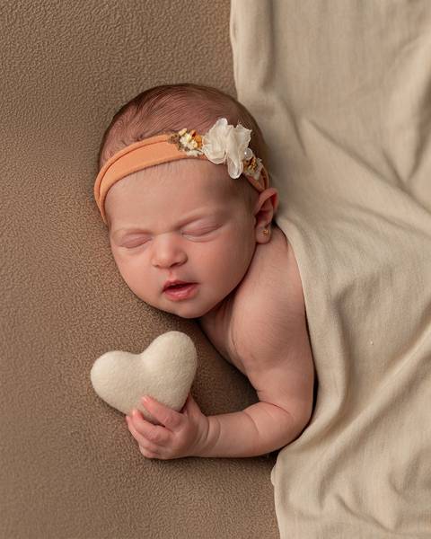 Bebê recém-nascida em ensaio Newborn'