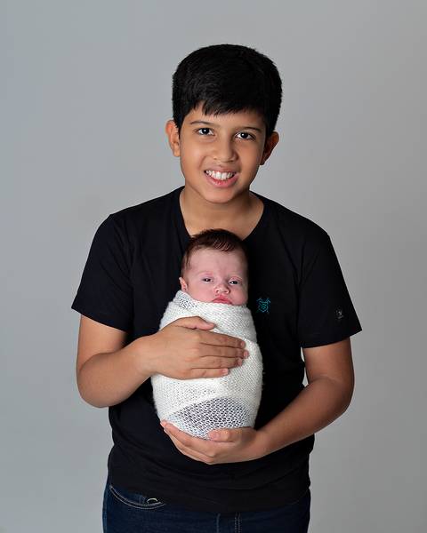 Ensaio Newborn. Bebê com irmão mais velho.'