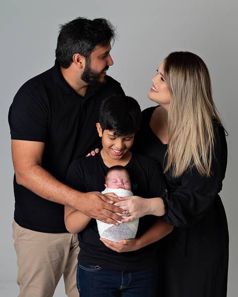 Ensaio Newborn. Bebê com irmão mais velho e pais.'