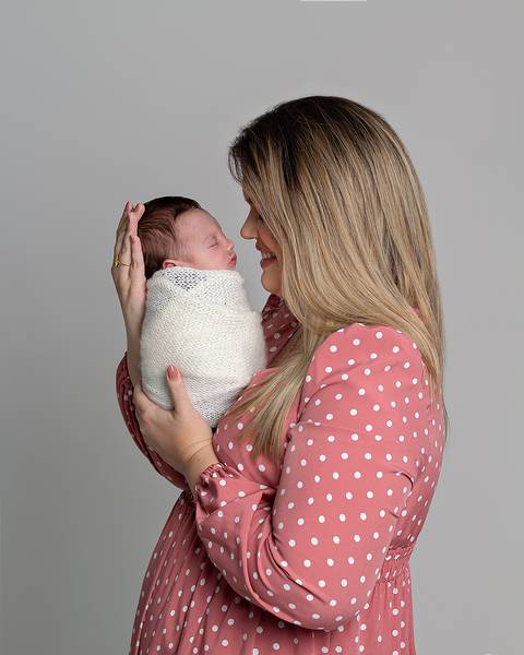 Bebê recém nascido em ensaio Newborn com a mãe'