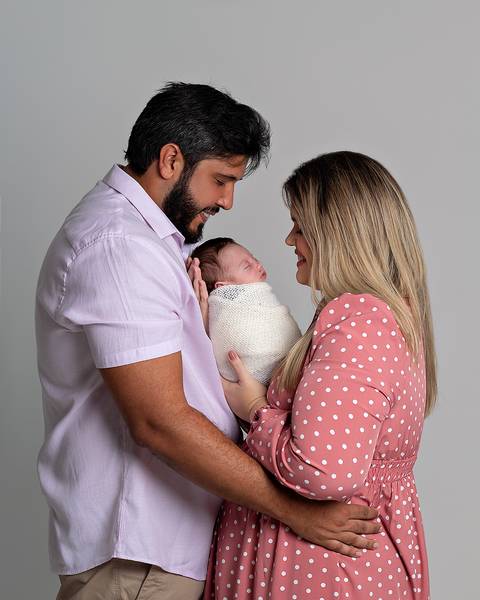 Bebê recém nascido em ensaio Newborn com a mãe e o pai.'