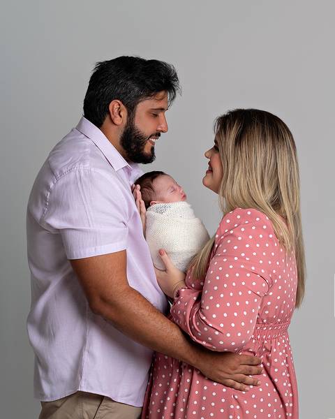 Bebê recém nascido em ensaio Newborn com a mãe e o pai.'