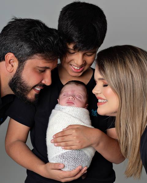 Ensaio Newborn. Bebê com irmão mais velho e pais.'