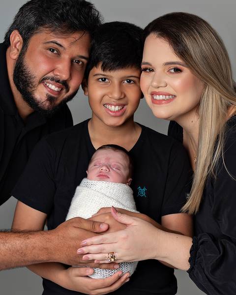 Ensaio Newborn. Bebê com irmão mais velho e pais.'