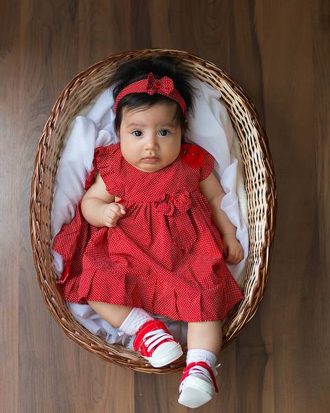 Bebê em ensaio de acompanhamento mensal'