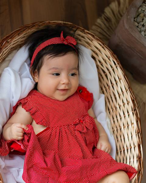 Bebê em ensaio de acompanhamento mensal'