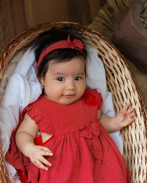 Bebê em ensaio de acompanhamento mensal'