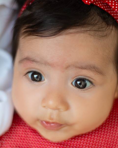 Bebê em ensaio de acompanhamento mensal'