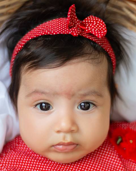 Bebê em ensaio de acompanhamento mensal'