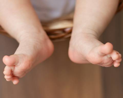 Bebê em ensaio de acompanhamento mensal'