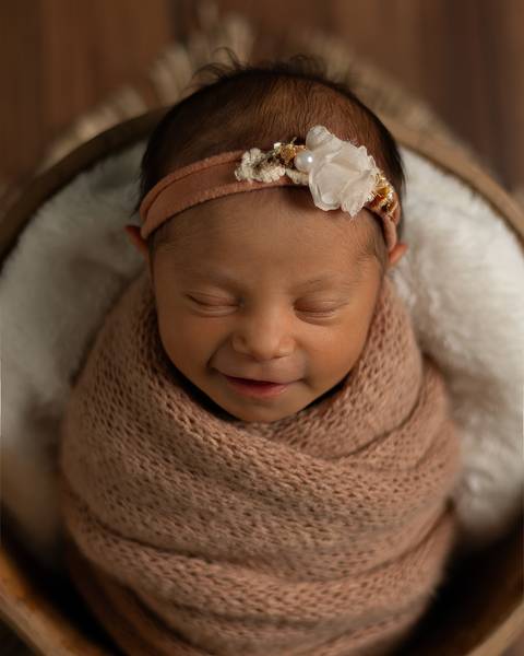 Recém-nascida em ensaio Newborn em estúdio'