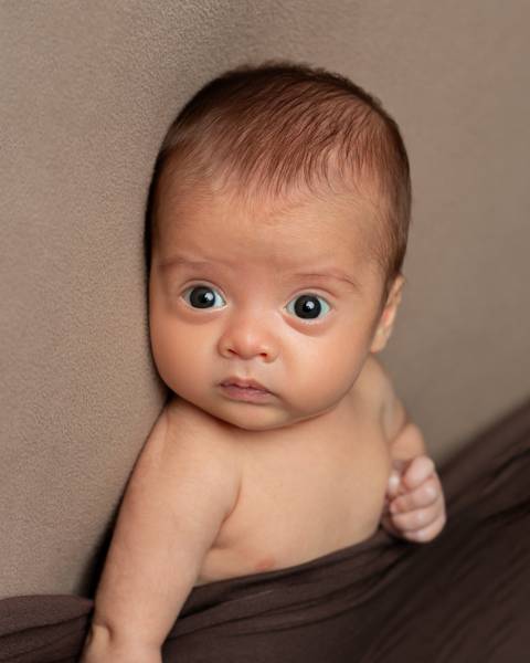 Bebê recém-nascido em ensaio Newborn acordado'