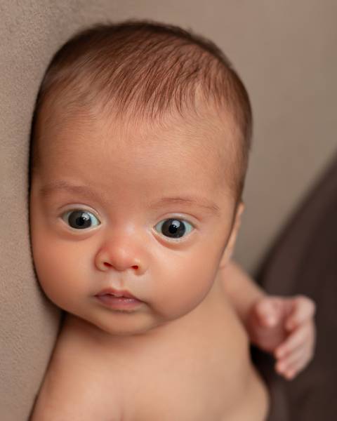 Bebê recém-nascido em ensaio Newborn acordado'