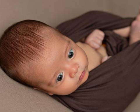 Bebê recém-nascido em ensaio Newborn acordado'