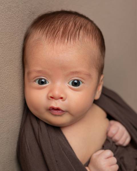 Bebê recém-nascido em ensaio Newborn acordado'