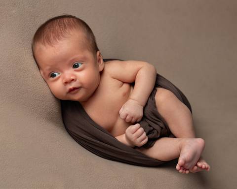 Bebê recém-nascido em ensaio Newborn acordado'